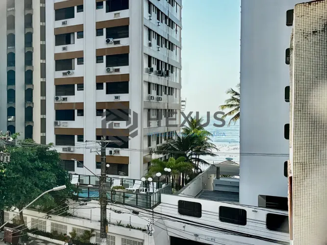 Apartamento reformado com varanda vista mar a 1 quadra da praia no Jardim Astúrias, Guaruj