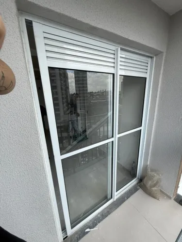 Porta Balcão de Alumínio Branco 1,50 x 2,15m - 2 Folhas de Correr