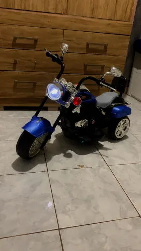 Moto elétrica, com carregador e luz no farol.