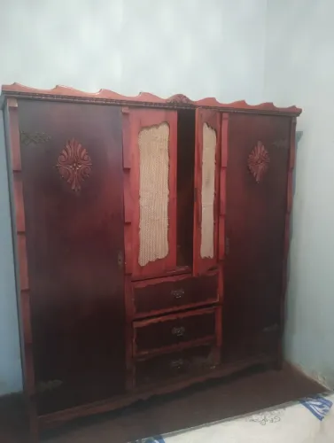 Guarda roupa madeira maciça.