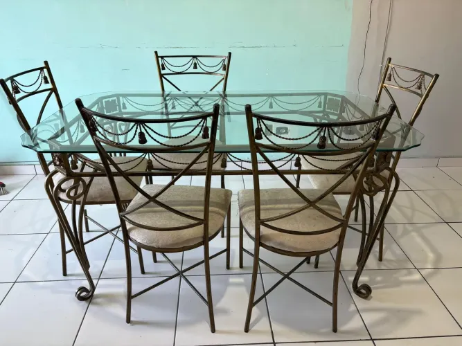 Mesa de jantar estilo provençal com 6 cadeiras + 1 aparador de brinde