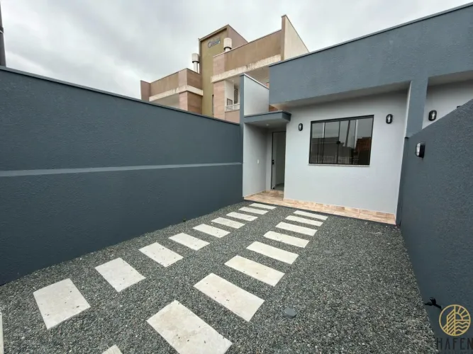 Casa Geminada com 2 Dormitórios no bairro Meia Praia em Navegantes/SC