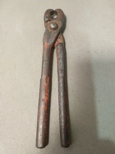 Alicate Torquês (Pequeno, Antigo) 14cm