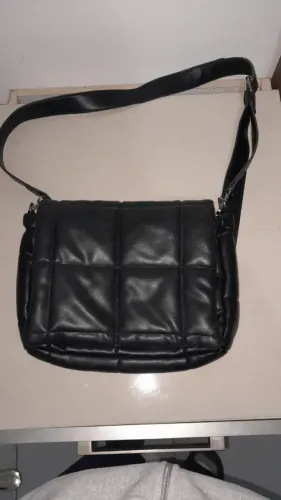 Bolsa Feminina Preta Matelassê com Alça Regulável