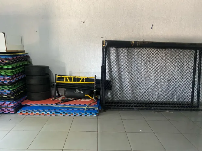 Tatame e grade de proteção