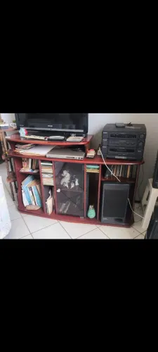 Excelente rack de madeira de lei. Resistente e sem avarias