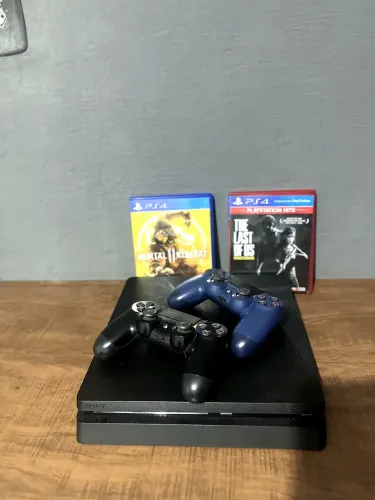 PS4 SLIM 1TB COMPLETO! ? 2 CONTROLES + 2 JOGOS ? PRONTO PARA JOGAR! ?