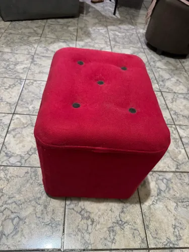 Vendo puff vermelho