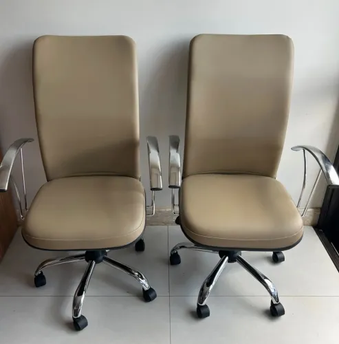Cadeira Presidente Isola Giratória CR Relax com braços