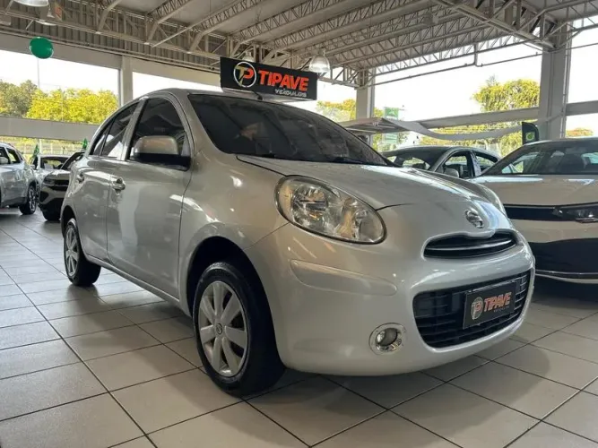 Nissan March 1.0 12V Flex 5P 2012