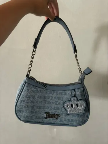 Bolsa Juicy Couture Azul Baguete com Corrente, Monograma e Pingente de Coroa