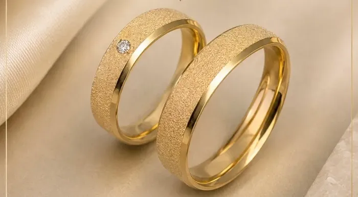 Par de Alianças Diamantadas com Bordas Chanfradas em Ouro 18k 750