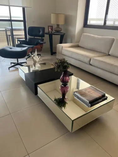 Mesa de centro espelhada com detalhe em madeira