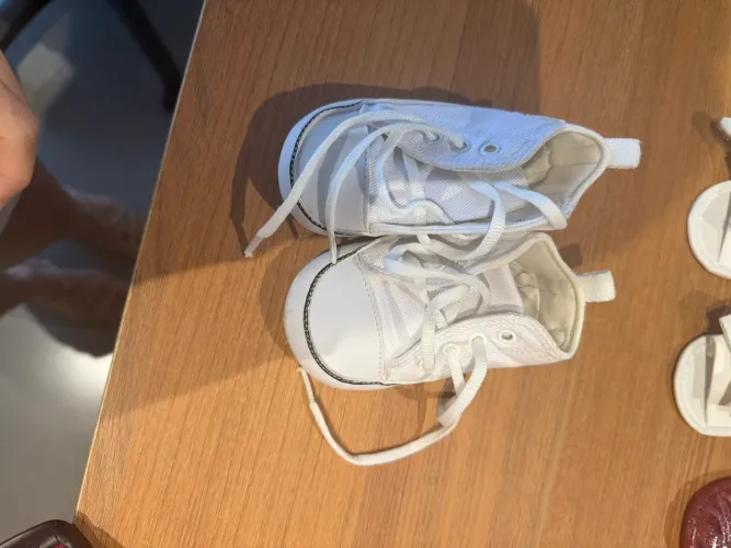 Roupas e utensílios de bebê