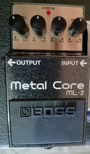 Pedal Boss metal core guitarra 