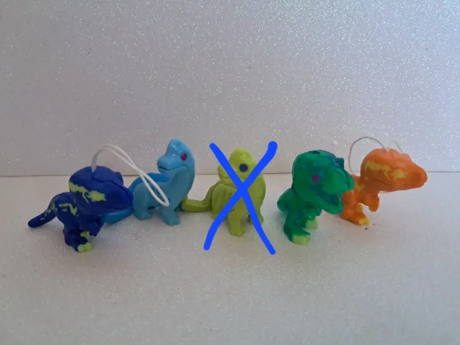 Lote 4 miniaturas colecionáveis Kinder Joy incluindo brilha no escuro Dinossauros 