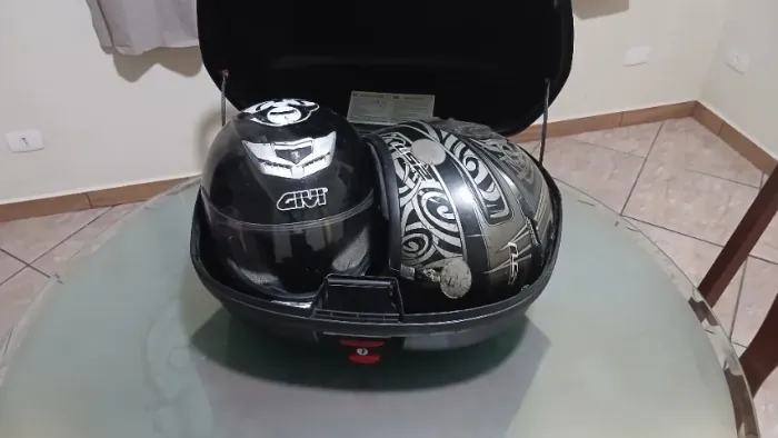 PROMOÇÃO Baú Givi 47Litros + 2 Capacetes Não vendo separado