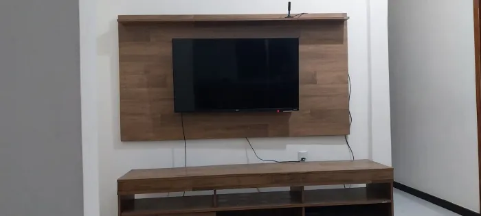 Rack e painel para TV de madeira ótimo estado de conservação