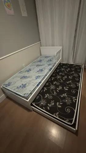 Cama solteiro + cama auxiliar - 2 colchões de brinde 