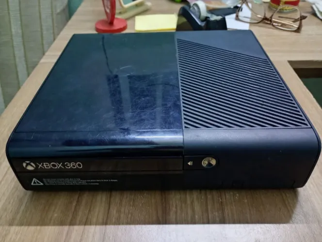 Xbox 360 super slim com defeito (não liga)somente a cabeça ( CONSOLE)