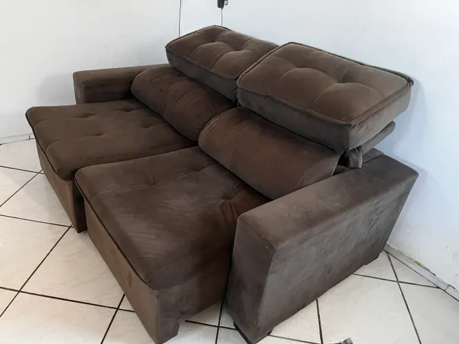 Sofá retrátil e reclinável marrom com três lugares 