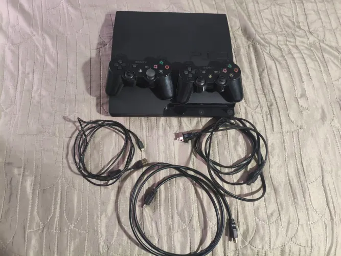 playstation 3 usado + 2 controles e cabos