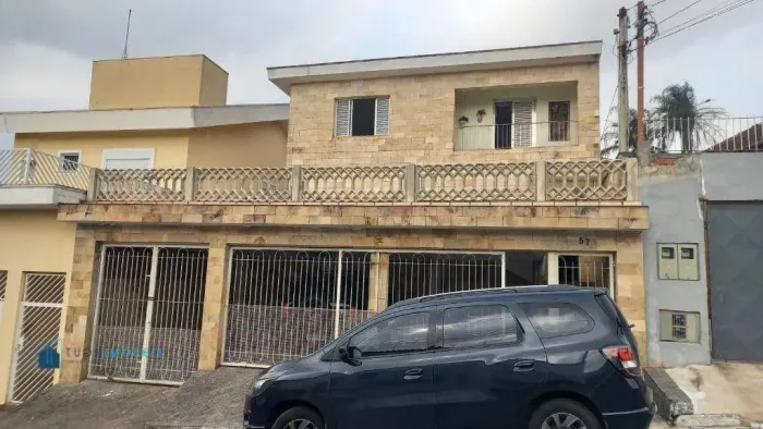Sobrado padrão em terreno de 200m², fachada em pedra mineira. Maravilhosa localização! à v