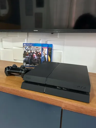 PlayStation 4 + 1 manete + 3 jogos