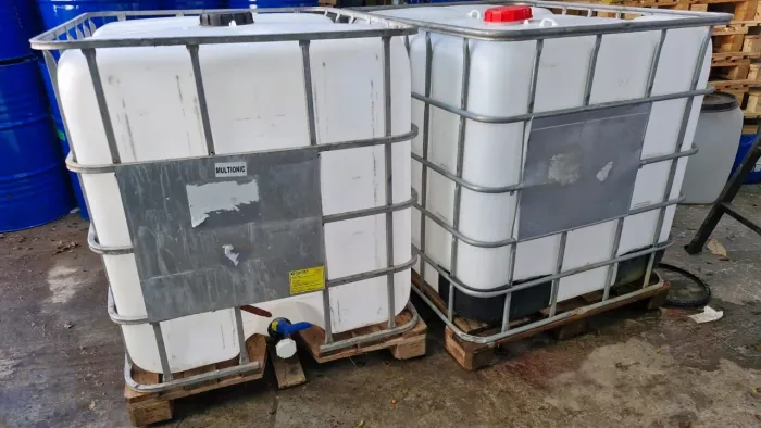 Container caixa d'água reservatório Ibc 1000 litros usados base de madeira