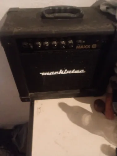 Guitarra com caixa amplificada os dois.