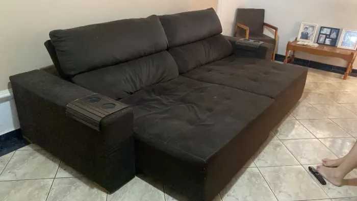 Sofá retrátil em veludo marrom 