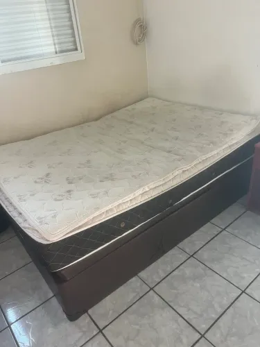 Cama de casal usada 