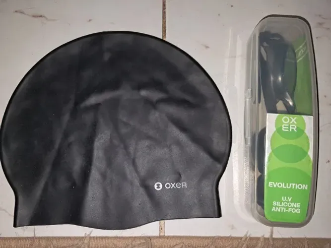 Kit Natação Oxer - Óculos Evolution com Estojo + Touca Preta