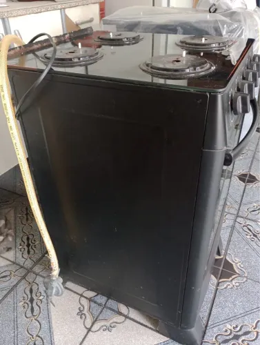 Fogão preto 4 bocas (já vai com a mangueira)