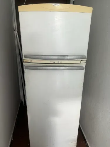 Geladeira bem conservada