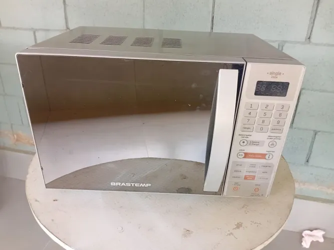 Vendo micro-ondas Brastemp espelhado 25 litros bem conservado funcionando perfeitamente.