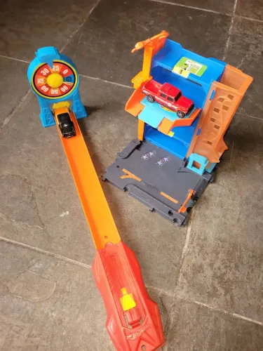 Hot Wheels Garagem + Pista Roleta Giro