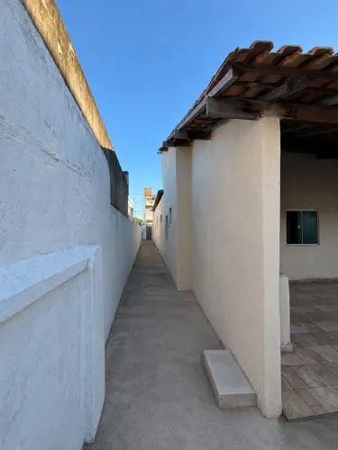 Alugo Casa com um quarto, cozinha americana e grande varanda para área de lazer e quintal 