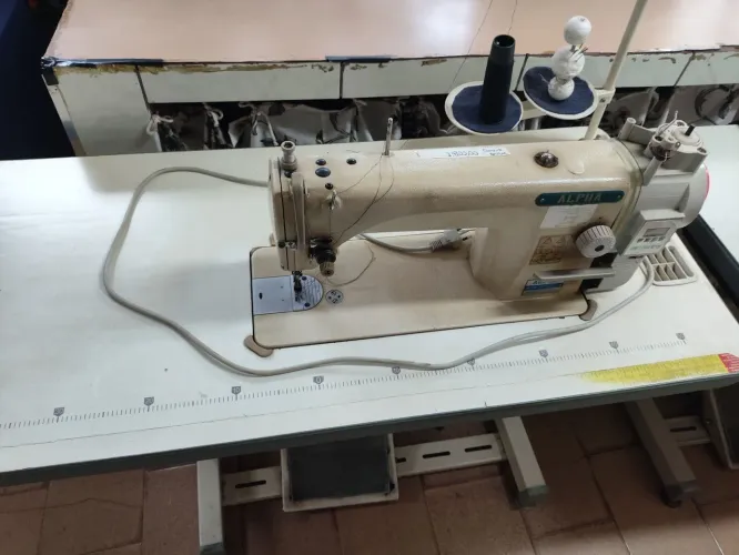 Máquina de costura Reta Industrial Alpha com motor Direct Drive usada em bom estado
