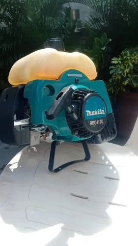Roçadeira Makita RBC412U