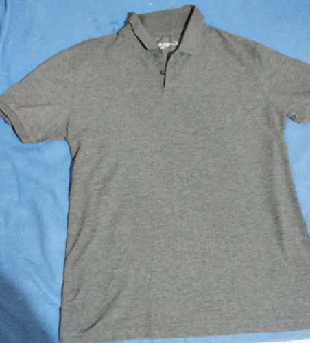 Vendo camisa cinza de botão