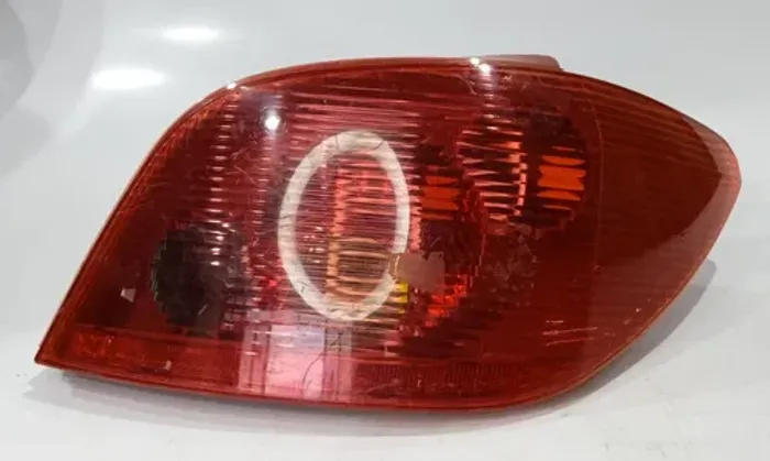 Lanterna Direita Peugeot 307 Hatch 2002 - 2006 Detalhes Direito/passageiro Vermelho