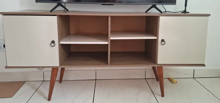 Rack Para Sala MDP com pés de madeira maciça