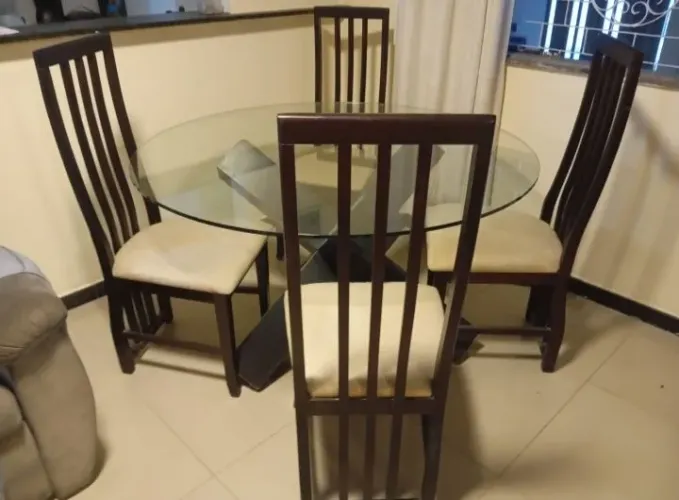 MESA COM TAMPO DE VIDRO REDONDO E 4 CADEIRAS