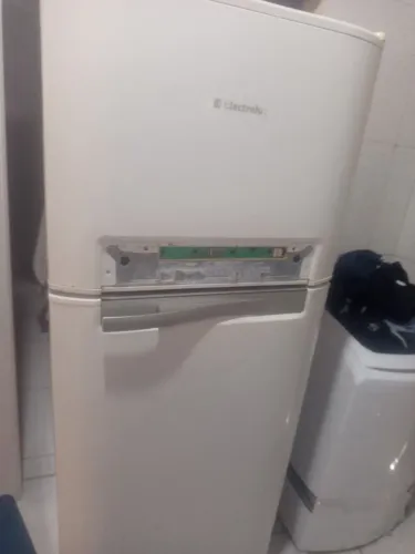 Vende-se uma geladeira Electrolux usada gelando só a parte de cima
