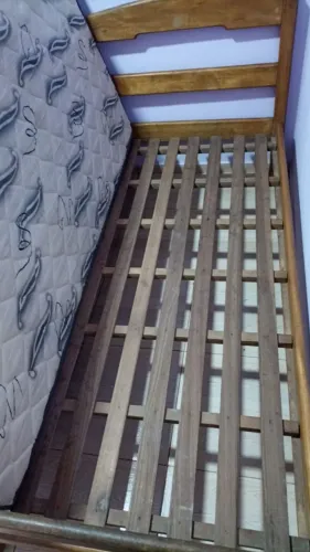 Vendo duas camas, sendo uma cama de casal box e uma de solteiro de madeira