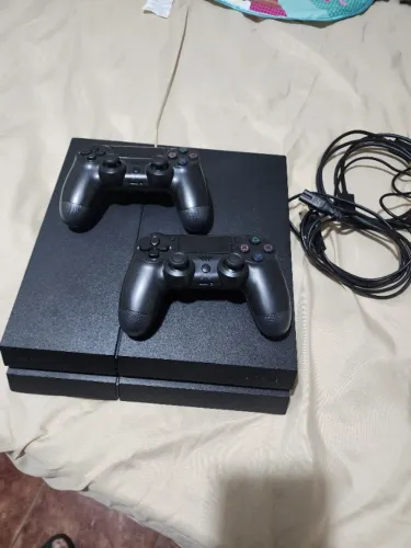 PS4 com 2 controles 