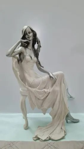 Estátua mulher sentada