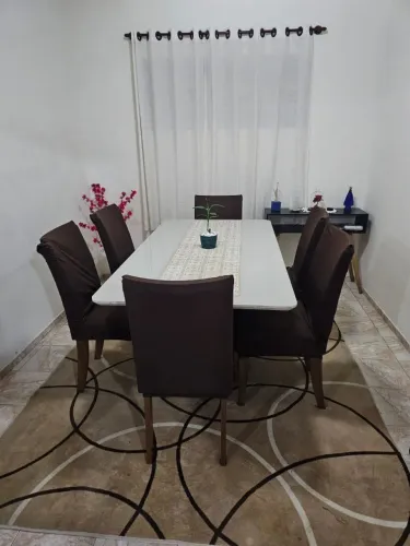 Mesa 6 lugares c/ Tampão de vidro branca + Cadeiras