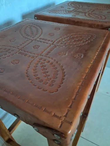 Banqueta de madeira com couro - Artesanal